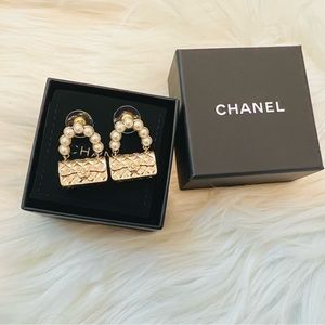 [SOLD] Chanel mini bag earings with white pearl sold out everywhere!!!